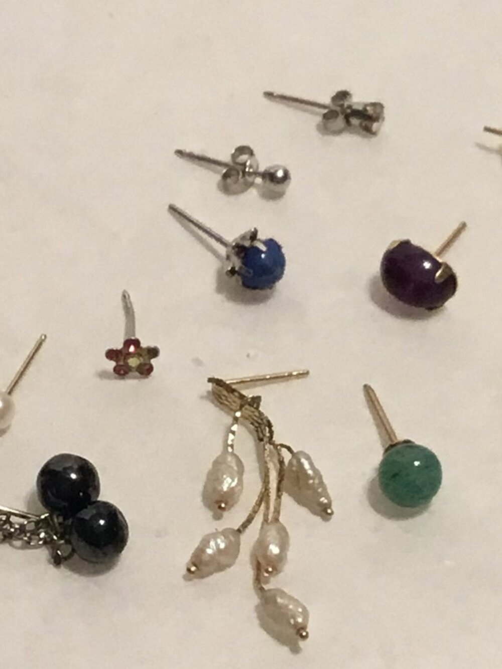 Lot of 14 lovely 14k gold earrings - mostly single stud earrings - Picture 7 of 16